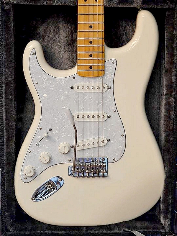 Fender Standard Stratocaster, lefty. With deluxe hard shell case