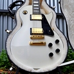 Gibson Custom Shop, Les Paul Custom, 2005, in Alpine White. Yummy!