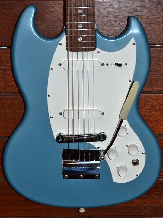 Pelham Blue on other Gibsons, here it was called Las Vegas Blue!