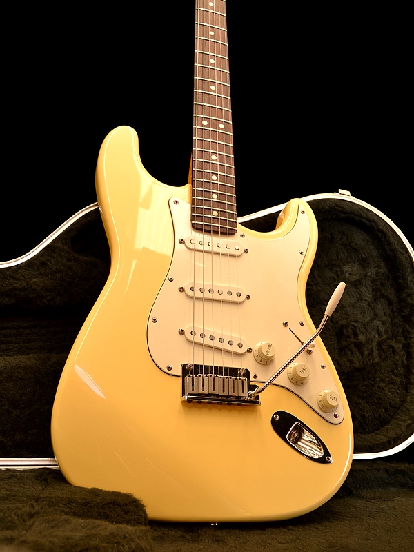 White stratocaster. Фендер стратокастер Винтаж. Fender Stratocaster желтая китайский. Фендер стратокастер желтый. Фендер стратокастер специал эдишн.