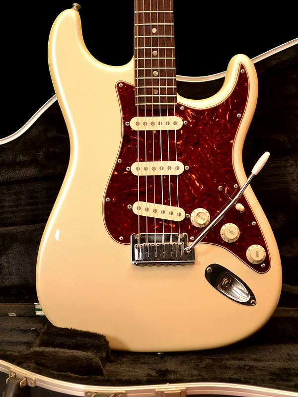 Just Guitars Australia Fender American Deluxe Stratocaster, 2007.  Vintage/Olympic White Pearl