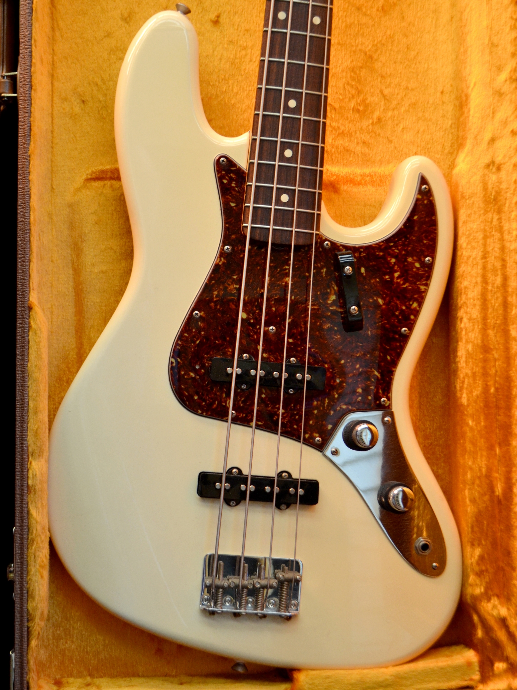 Fender Jazz Bass – American Vintage series, ’62 reissue. Olympic White